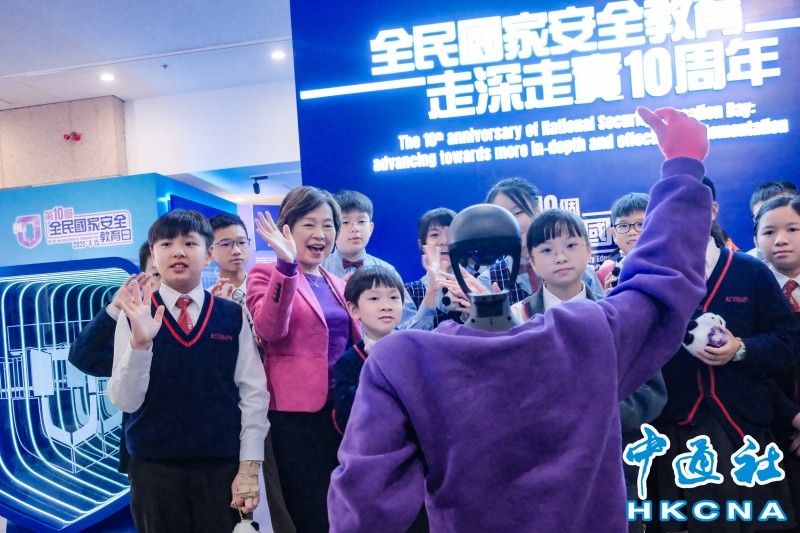 宇樹機器人現身香港 帶領學生參觀國安展