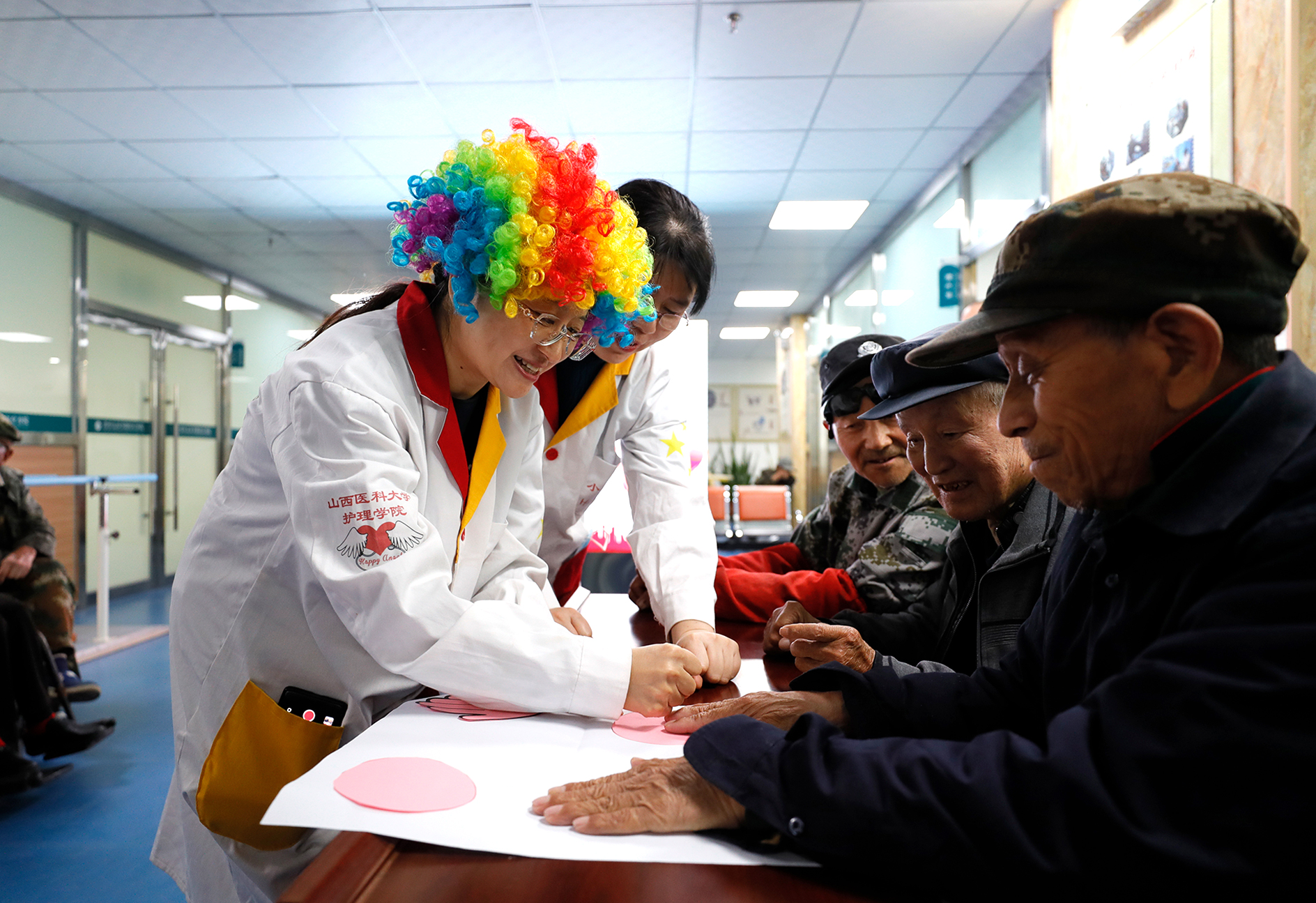 晋中市医学博士志愿服务团“小醜醫生” 爲療養院老人開展認知與體能提升活動