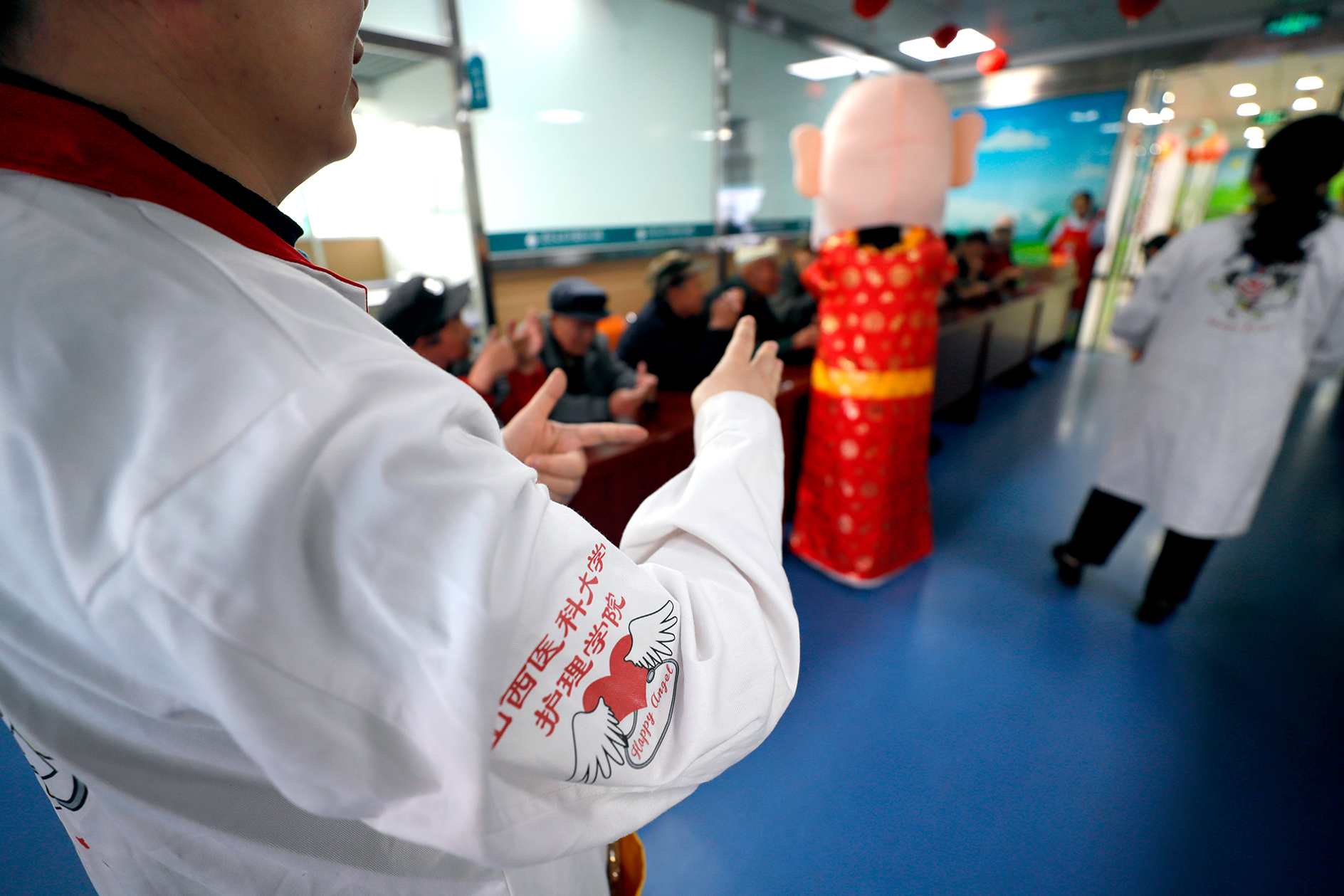 晋中市医学博士志愿服务团“小醜醫生” 爲療養院老人開展認知與體能提升活動