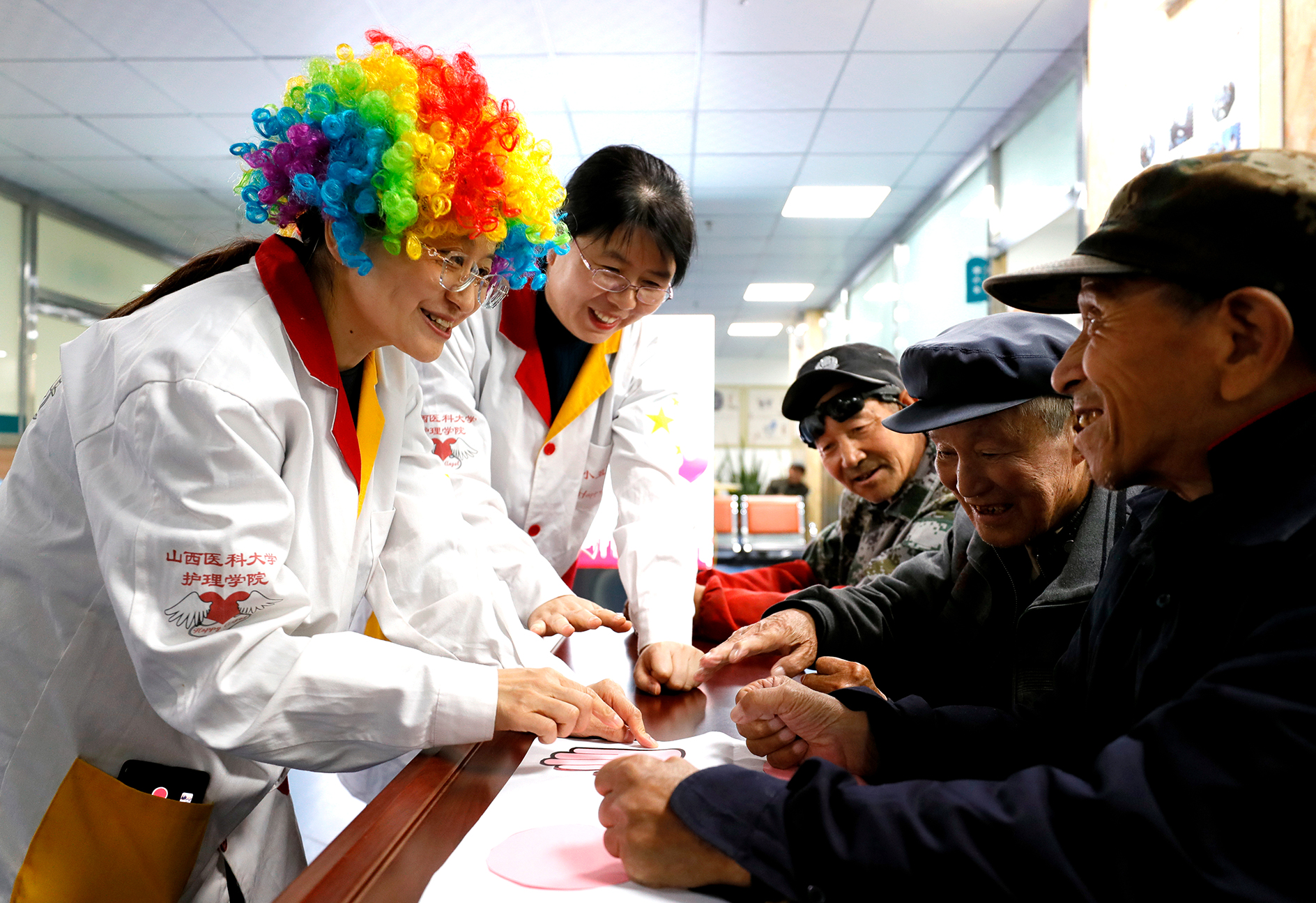 晋中市医学博士志愿服务团“小醜醫生” 爲療養院老人開展認知與體能提升活動