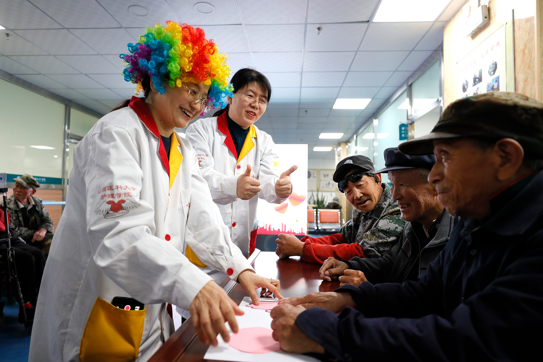 晋中市医学博士志愿服务团“小醜醫生” 爲療養院老人開展認知與體能提升活動