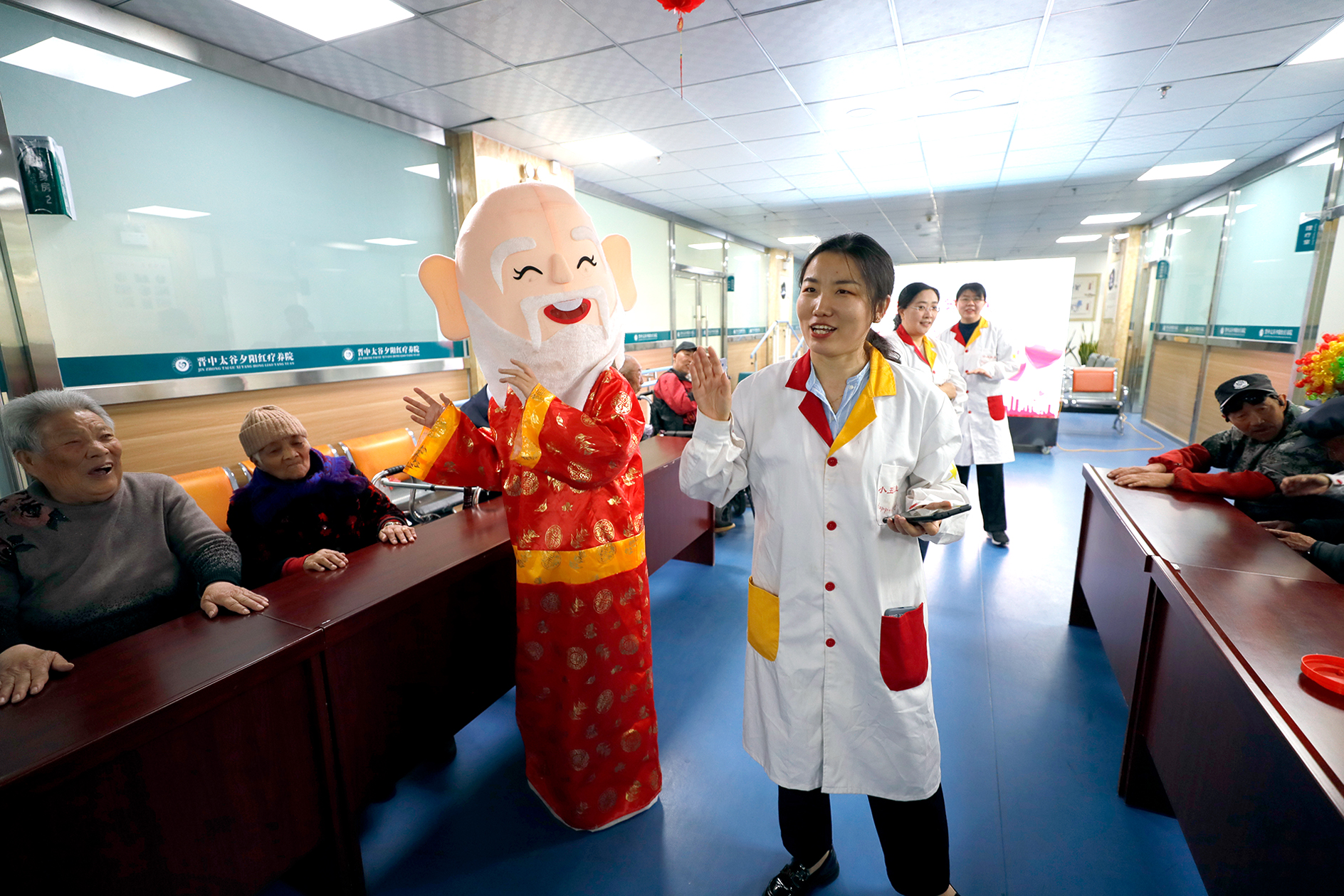 晋中市医学博士志愿服务团“小醜醫生” 爲療養院老人開展認知與體能提升活動