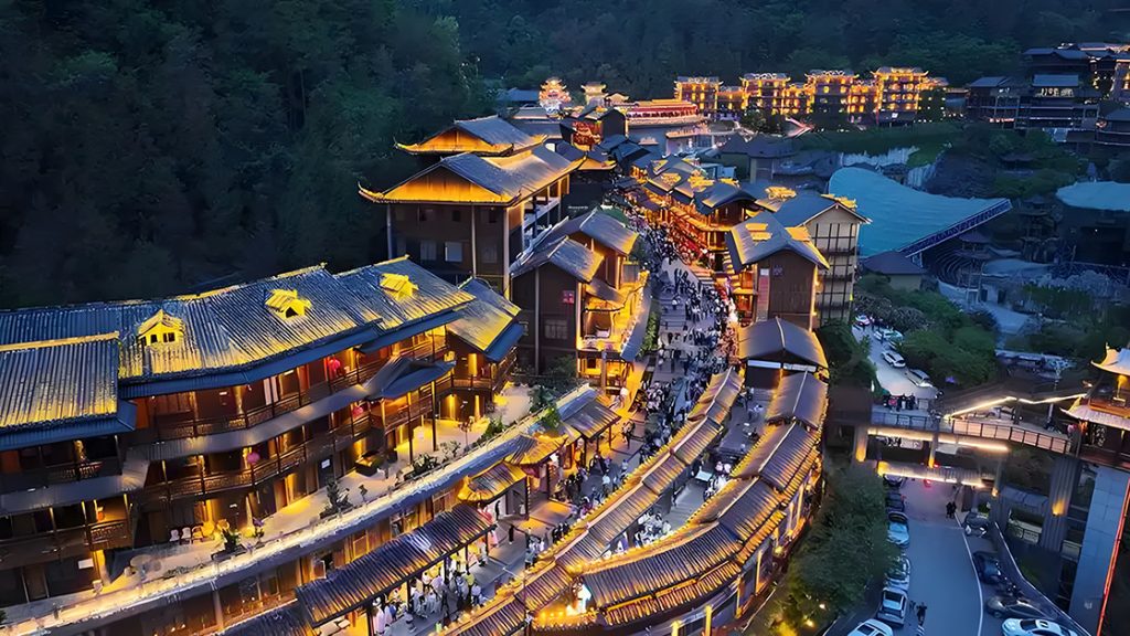 “五一”旅游市场热度飙升 假日经济迎来爆发式增长