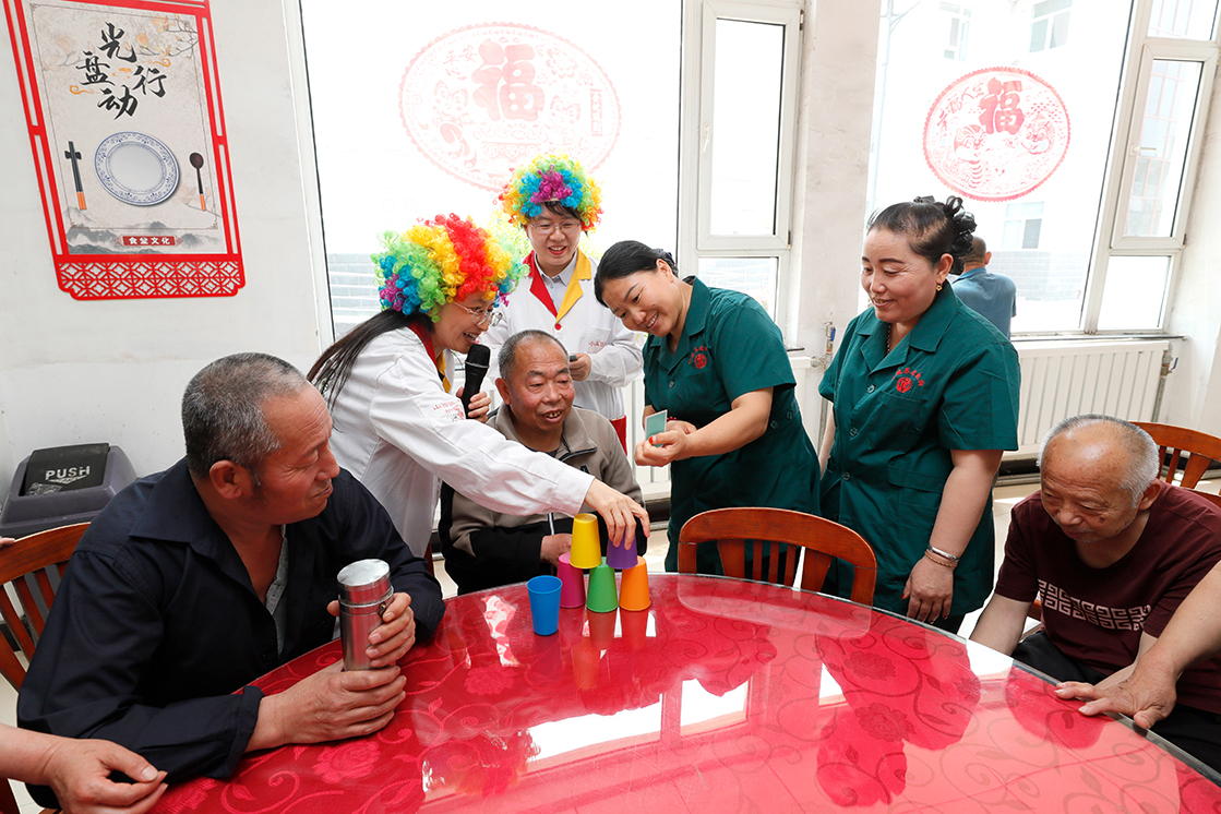 “小丑医生”博士教师志愿服务队走进灵石县敬老院。