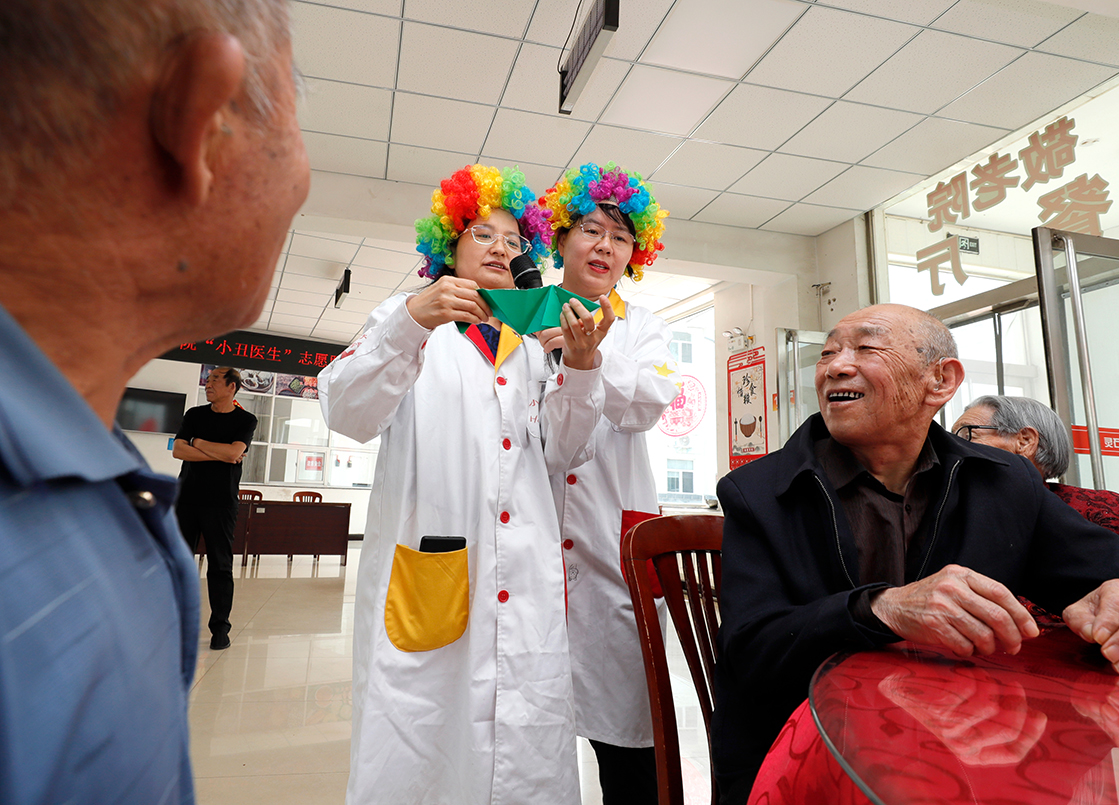“小丑医生”博士教师志愿服务队走进灵石县敬老院。