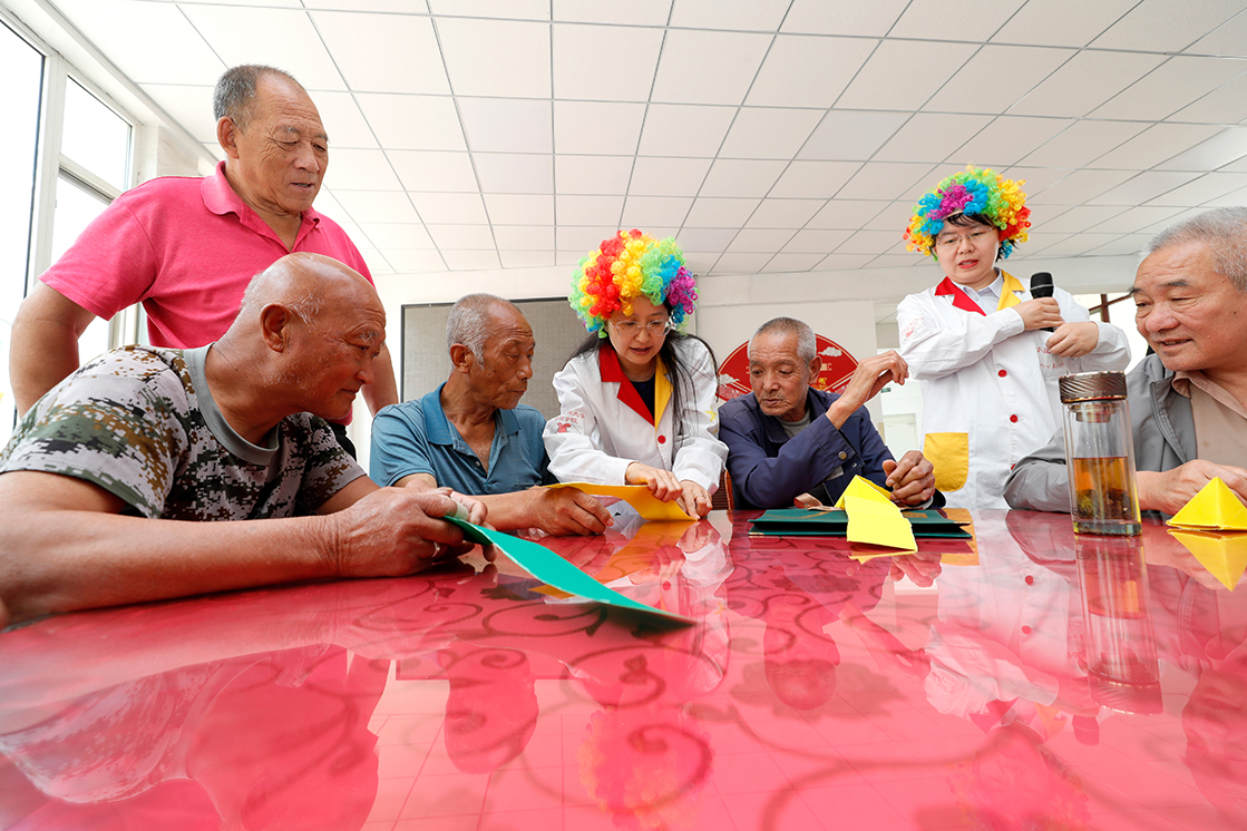 “小丑医生”博士教师志愿服务队走进灵石县敬老院。