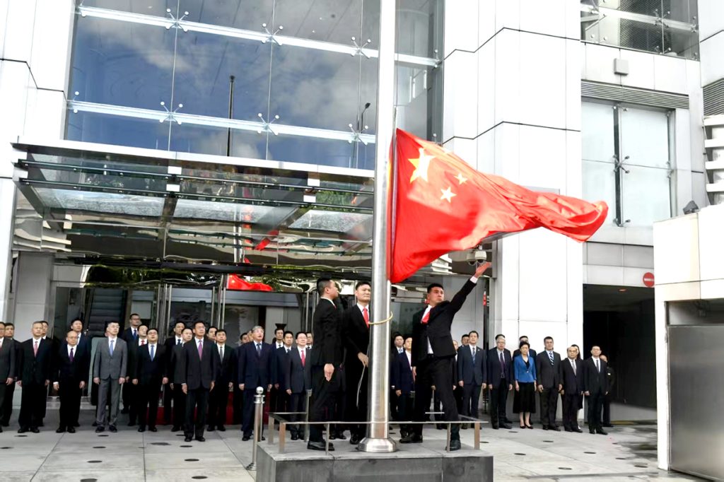 香港回归祖国28周年 中联办举行庄严升旗仪式