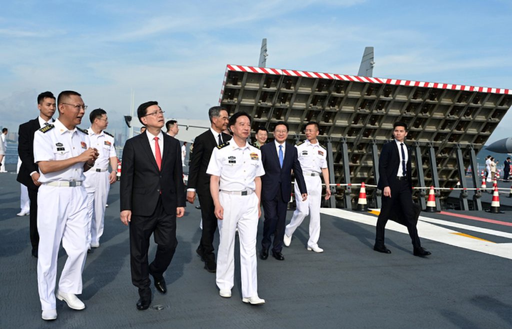中國海軍山東艦編隊抵港展開為期五天訪問 彰顯國防實力振奮港人