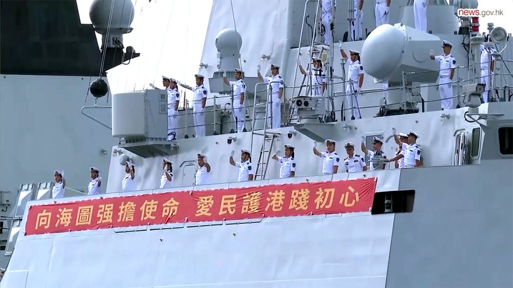 中國海軍山東艦編隊抵港展開為期五天訪問 彰顯國防實力振奮港人