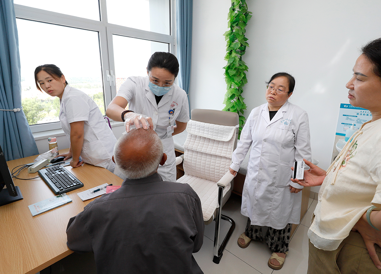 晋中市卫健委组织医学博士志愿服务团开展基层帮扶活动