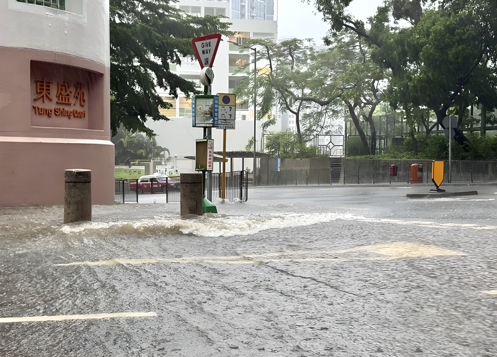 香港发出今年首个黑色暴雨警告 多区雨势猛烈并现水浸​