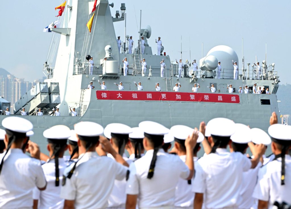 山东舰航母编队离港 香港特区政府举行欢送仪式 陈国基致谢国家厚爱​