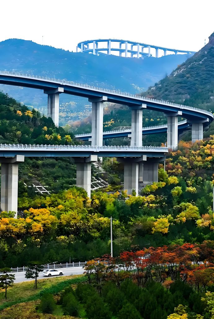 山西天龙山秋韵：石窟映彩林 云端路绘秋