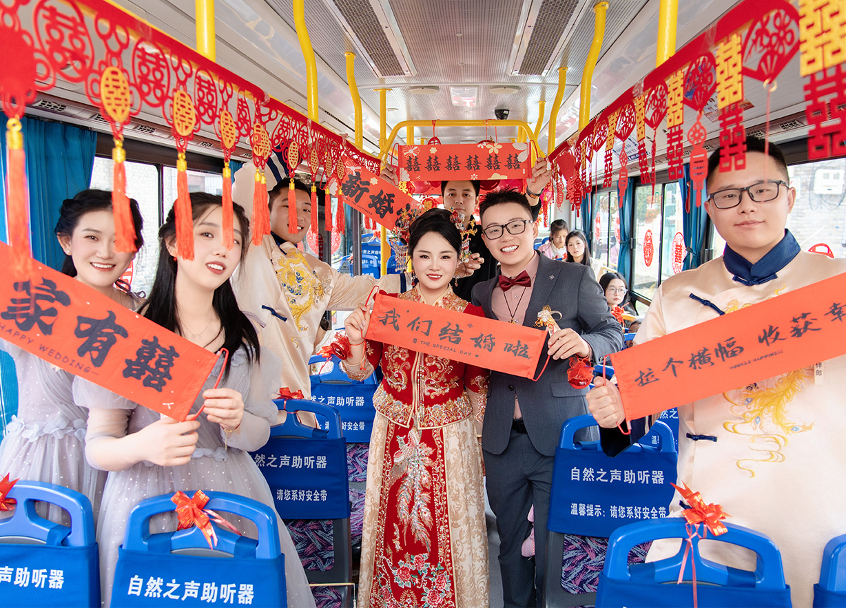 山西闻喜：公交车作婚车 简约婚礼引领文明新风