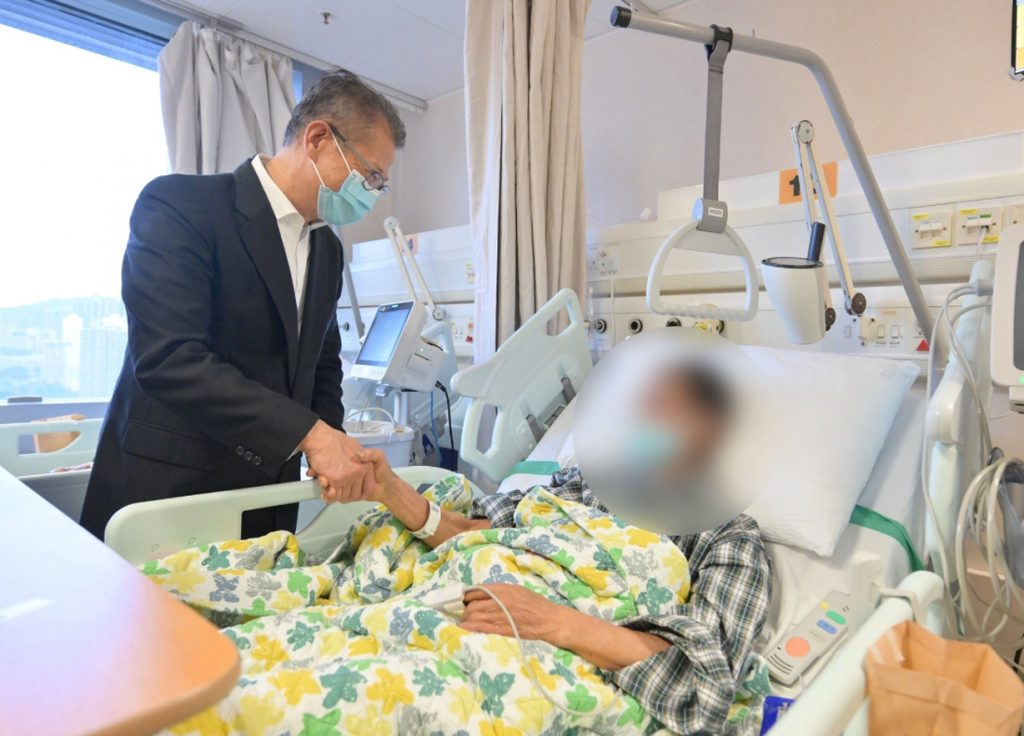 陈茂波慰问大埔火灾伤者及遇难者家属 特区政府启动法官主持调查委员会